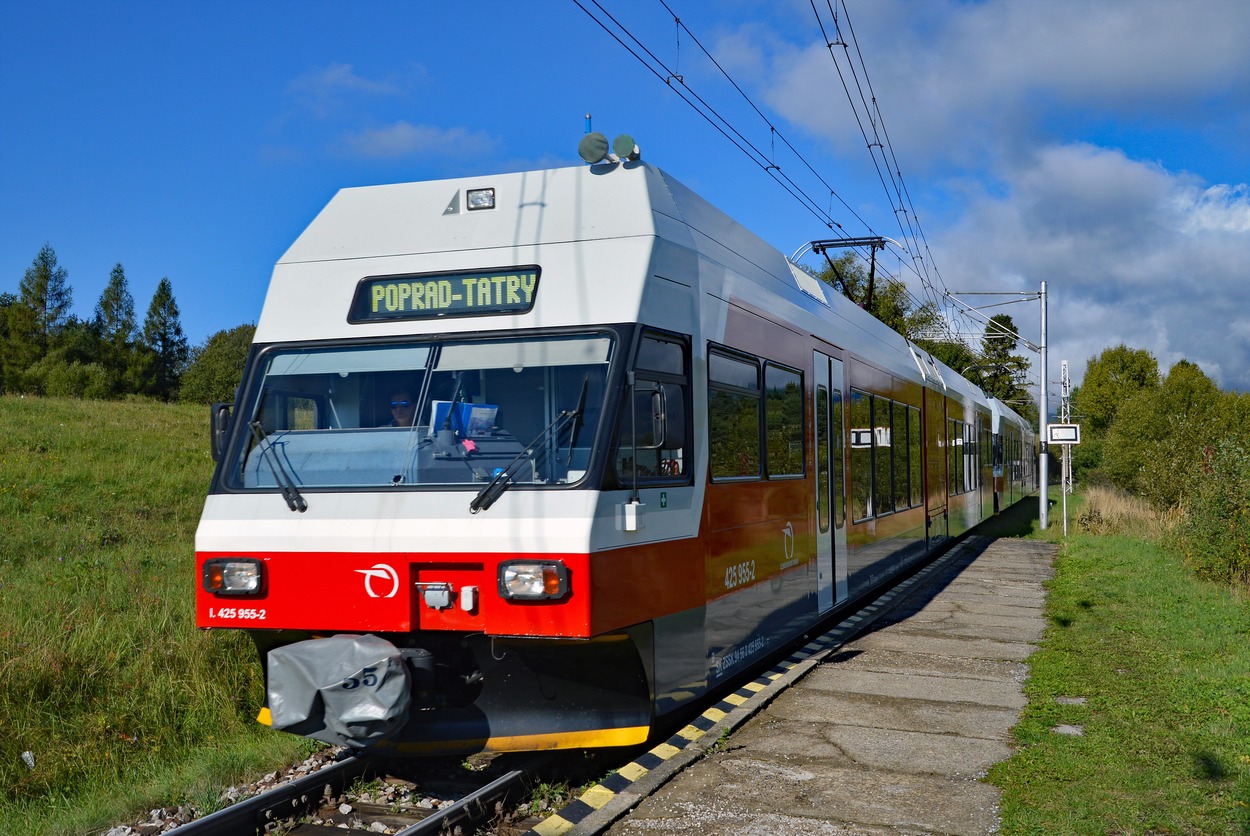 Tatrabahn Schmalspurbahn am Fuße der Hohen Tatra
