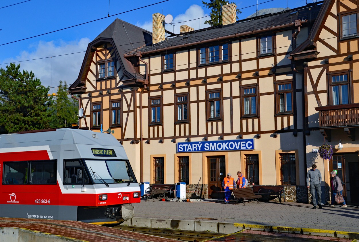 Tatrabahn Schmalspurbahn am Fuße der Hohen Tatra