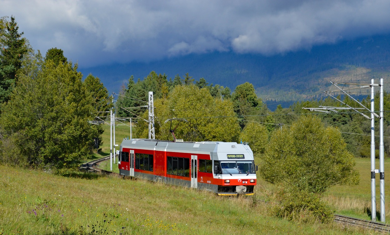 Tatrabahn Schmalspurbahn am Fuße der Hohen Tatra