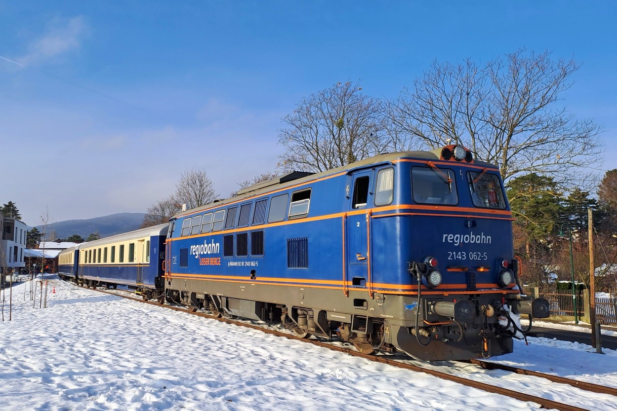 2023-12-08_at122_RB_Regiobahn_2143-062_Perchtoldsdorf_ÖMT