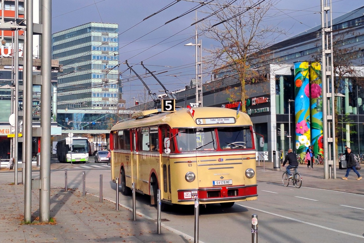 2024-10-31_at323_ProOBus_Henschel-123_Hauptbahnhof-Salzburg_ÖMT