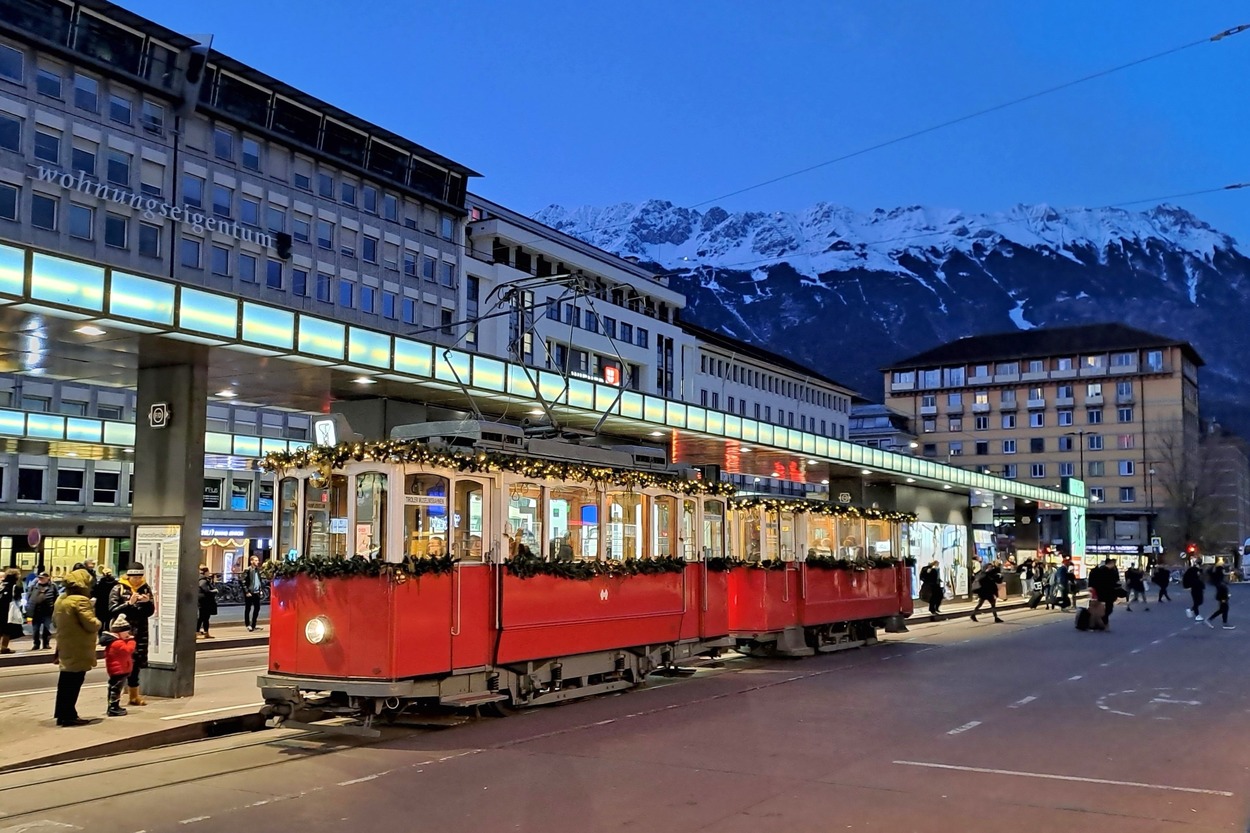 2022-11-25_at332_Tiroler-Museumsbahnen_TMB-19_Bw147_Suedtiroler-Platz-Hbf_ÖMT