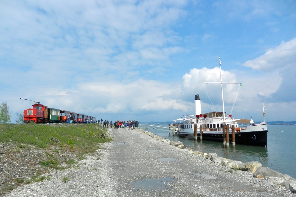 2016-04-24_at342_Rhein-Regulierungsbahn_VRS_Heidi_Rheindamm_Schiff-Hohentwiel_ÖMT