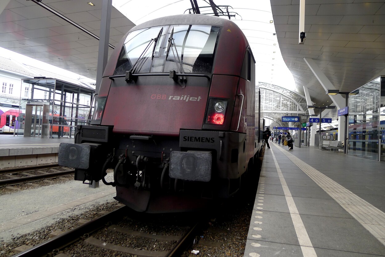 11.11.2020 - Schienen-Personenverkehr am Hauptbahnhof Salzburg