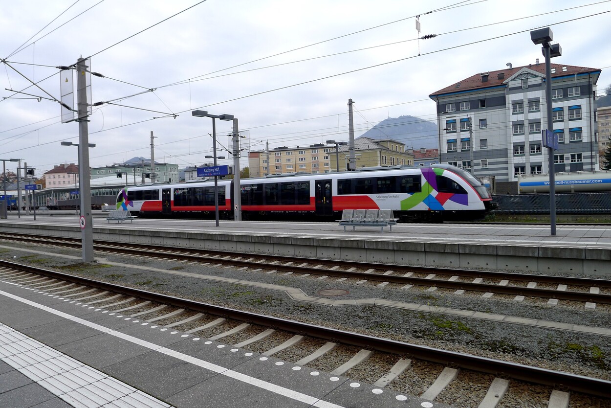11.11.2020 - Schienen-Personenverkehr am Hauptbahnhof Salzburg