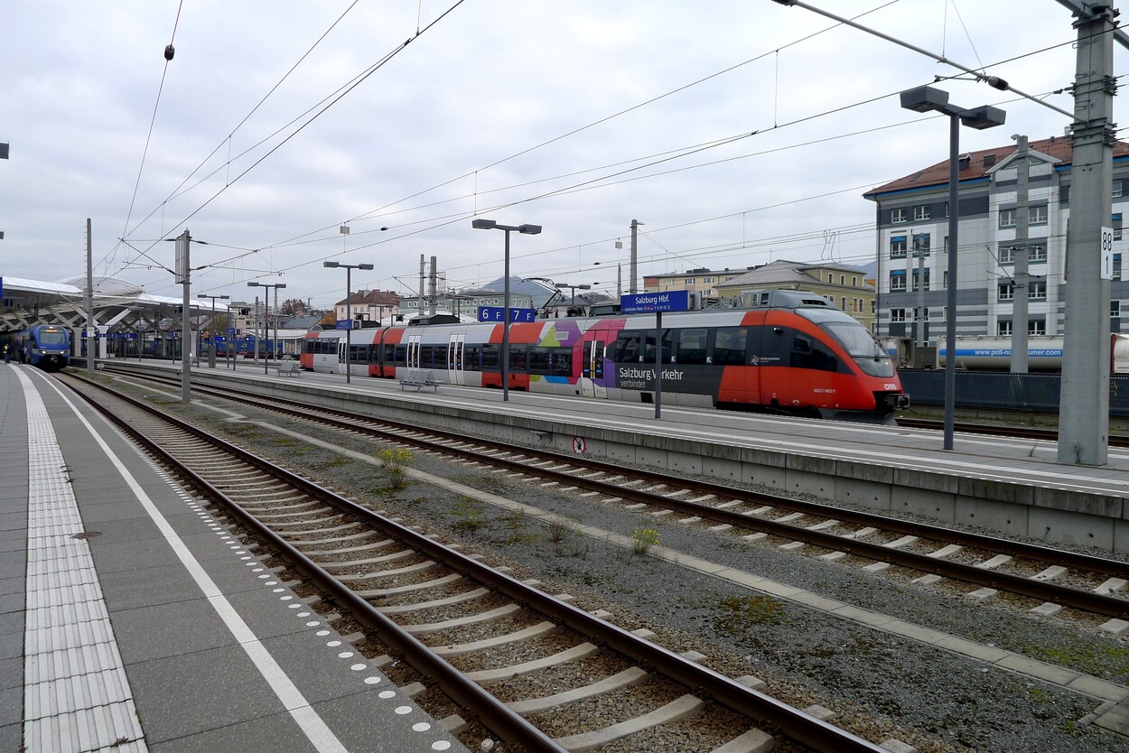 11.11.2020 - Schienen-Personenverkehr am Hauptbahnhof Salzburg