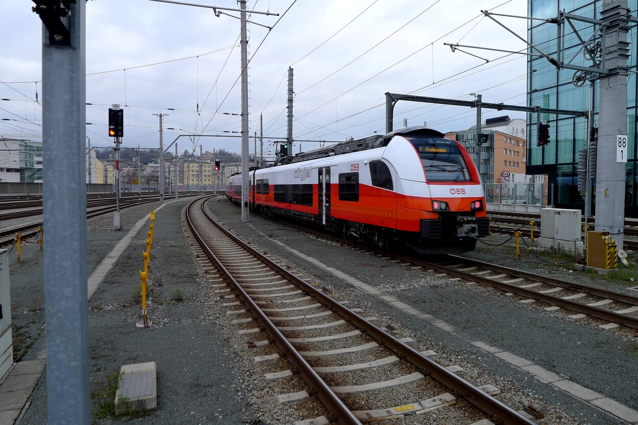 11.11.2020 - Schienen-Personenverkehr am Hauptbahnhof Salzburg