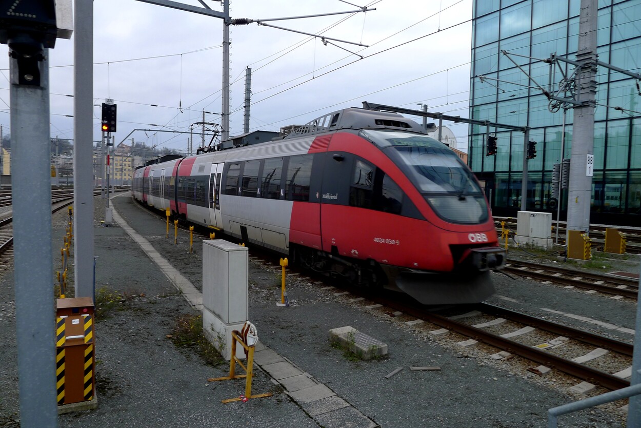 11.11.2020 - Schienen-Personenverkehr am Hauptbahnhof Salzburg