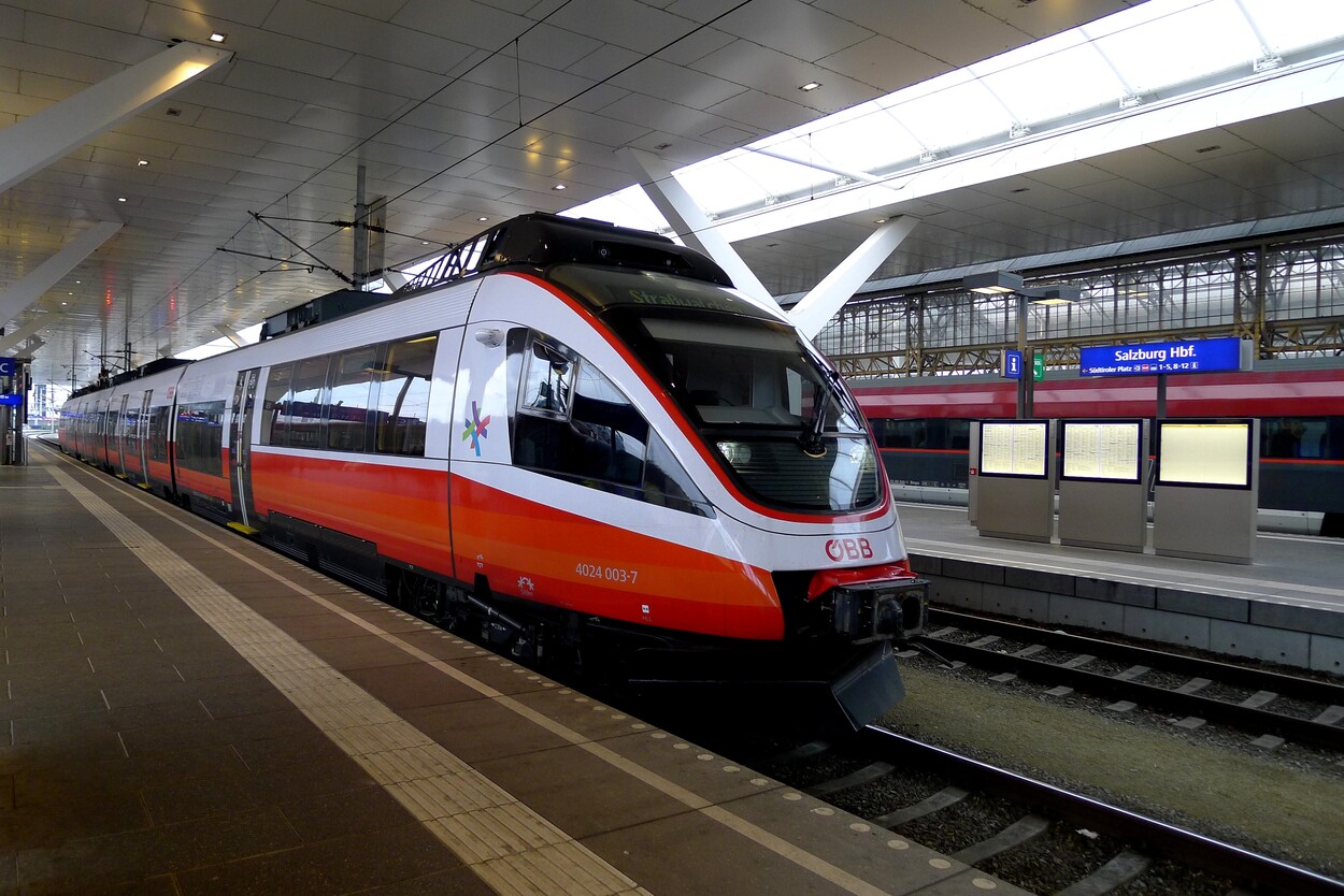 11.11.2020 - Schienen-Personenverkehr am Hauptbahnhof Salzburg