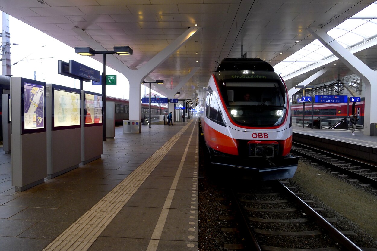 11.11.2020 - Schienen-Personenverkehr am Hauptbahnhof Salzburg