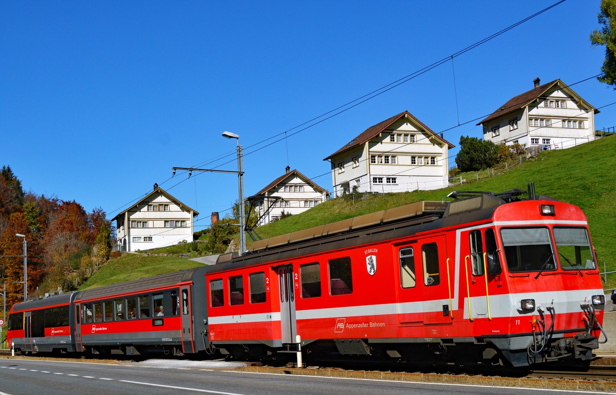 Appenzellerbahn-Triebwagen 11 in Originallackierung mit Wappen in der Schweiz noch auf der Strecke