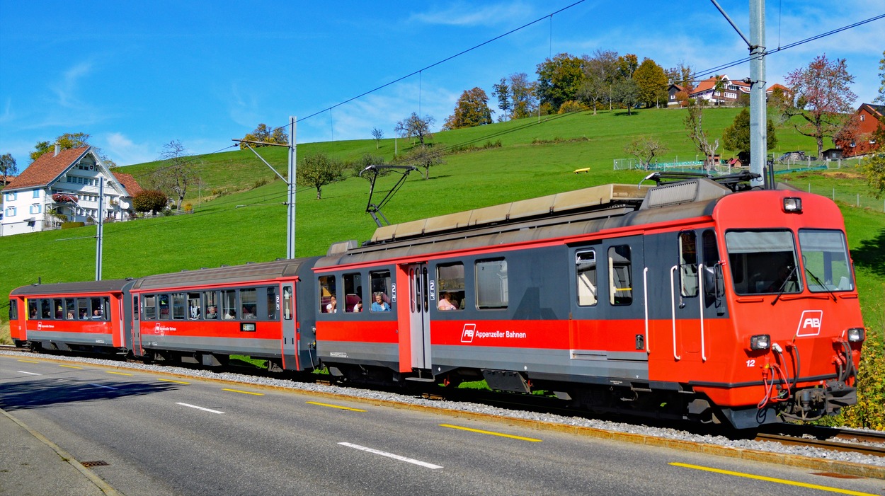 Appenzellerbahn-Triebwagen 12 Neulackierung in der Schweiz noch auf der Strecke