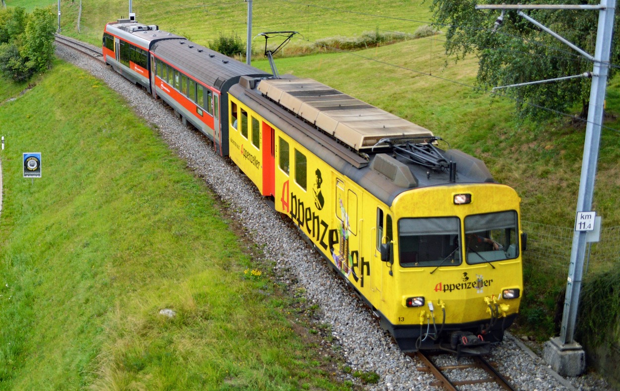 Appenzellerbahn-Triebwagen 13 mit gelber Ganzwerbung in der Schweiz noch auf der Strecke