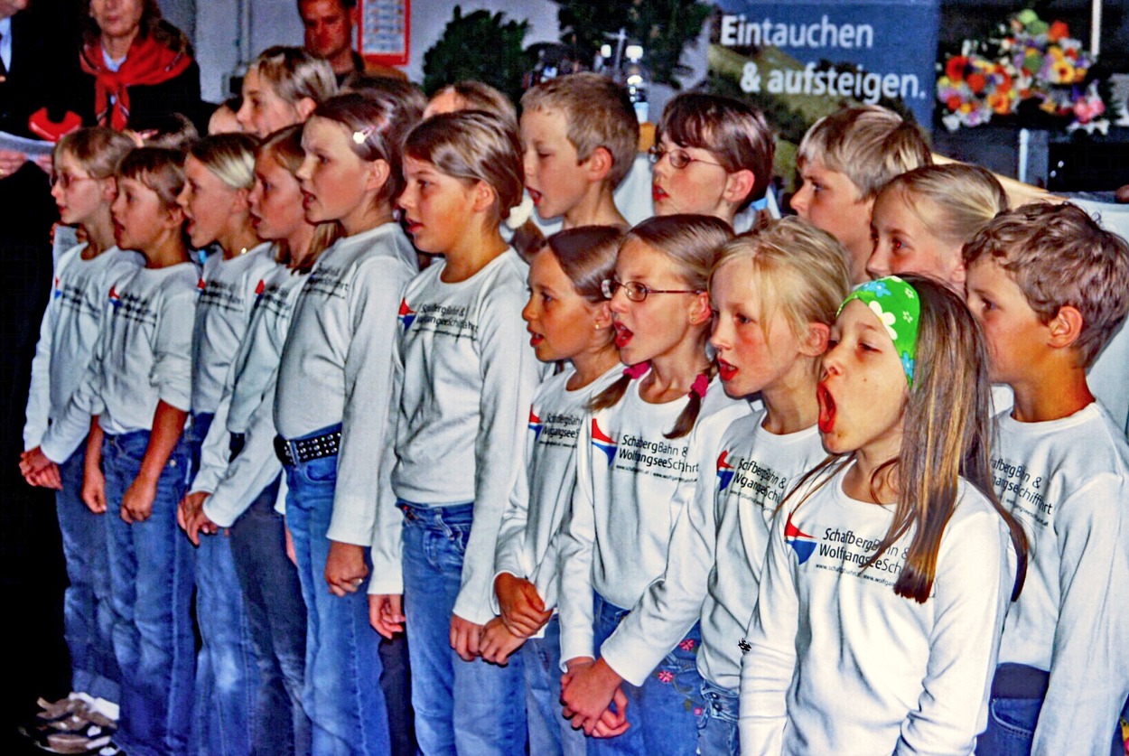Kinderchor Volksschule St. Wolfgang 2005 singt Ischlerbahnlied mit Text Schafbergbahn