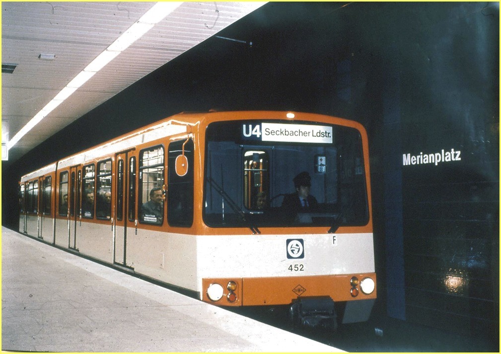 Foto eines Triebwagens der Frankfurter Stadtbahn "Linie U4" 