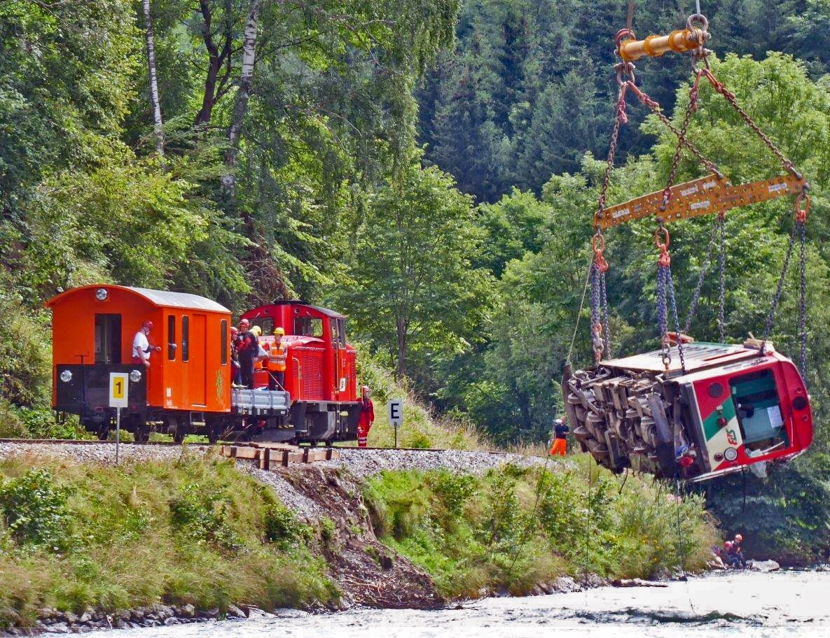 Murtalbahn abgestürzter Triebwagen VT31 wird geborgen