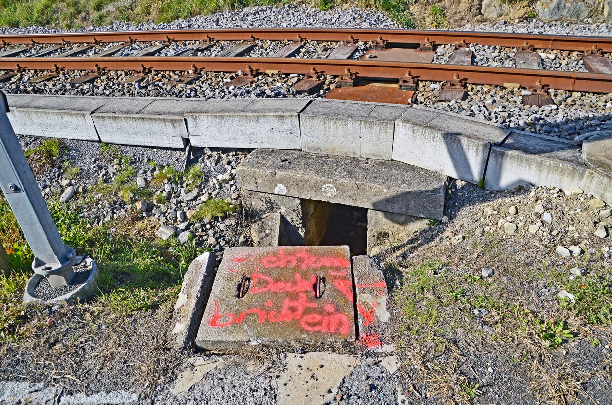 hochwassergefährdeter Hang gefährdet den Bahndamm im Bereich Oedt