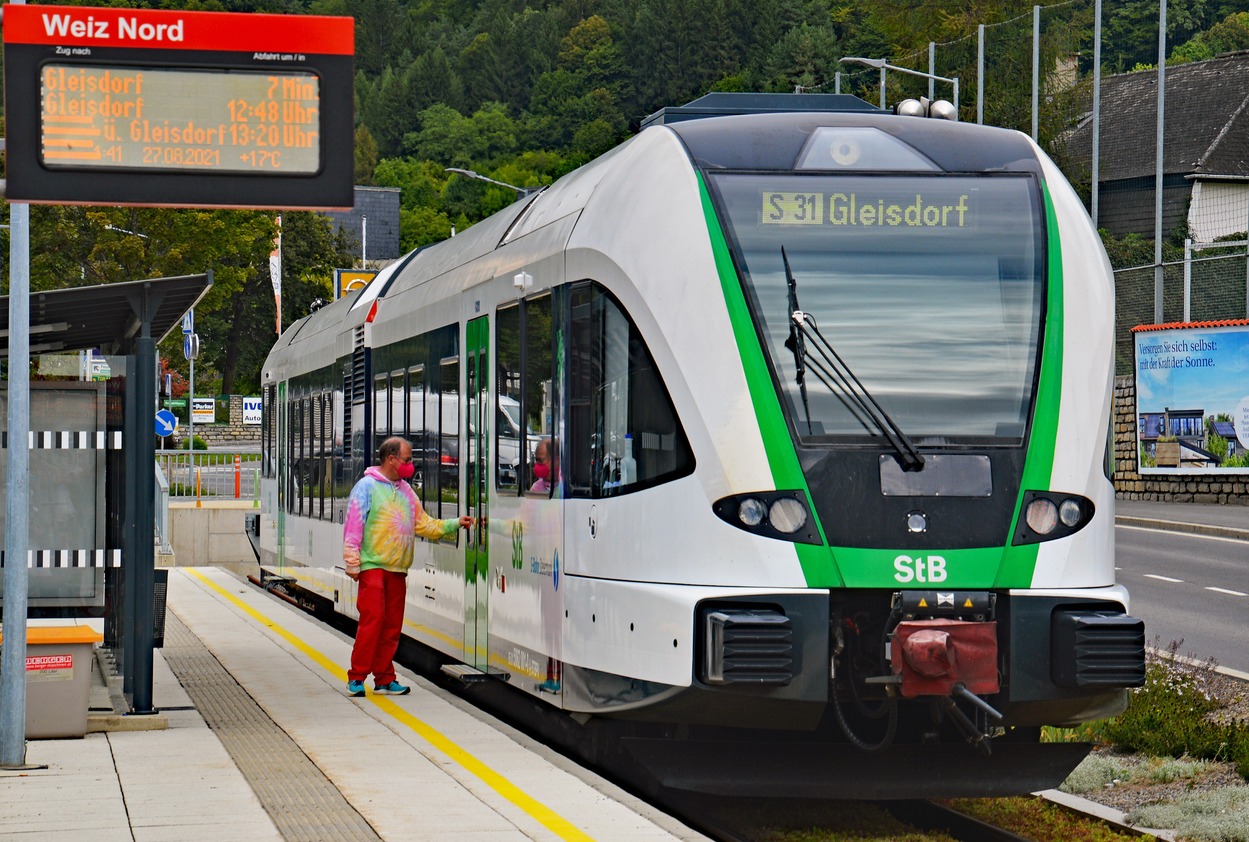 Weizer Bahn Steiermärkische Landesbahn dieselelektrischer Triebwagen Stadler GTW 2/6 in "Weiz Nord"