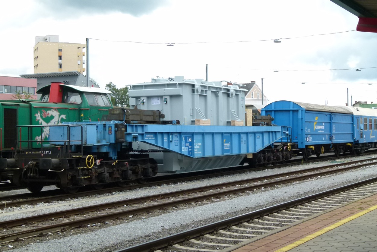 Schwertransportwagen Felbermayr im Bahnhof Weiz