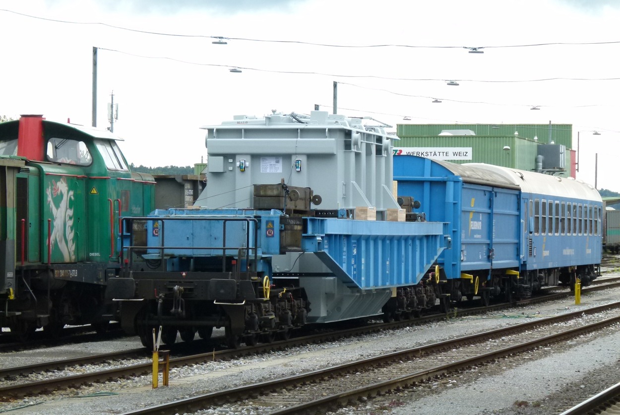 Schwertransportwagen Felbermayr im Bahnhof Weiz