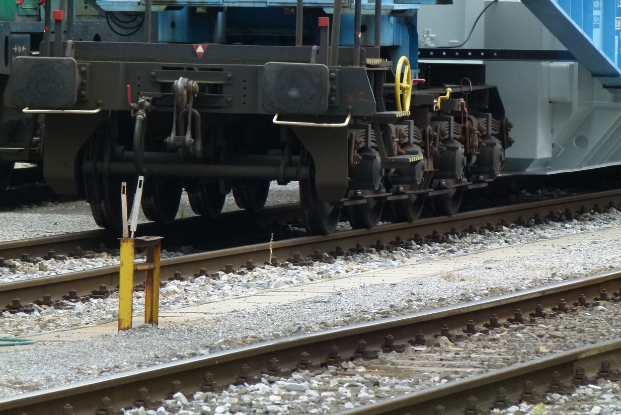 Schwertransportwagen Felbermayr im Bahnhof Weiz