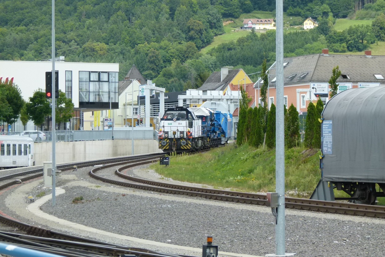 Gmeinder D 75 BB 2151 schiebt den Schwertransportwagen Felbermayr