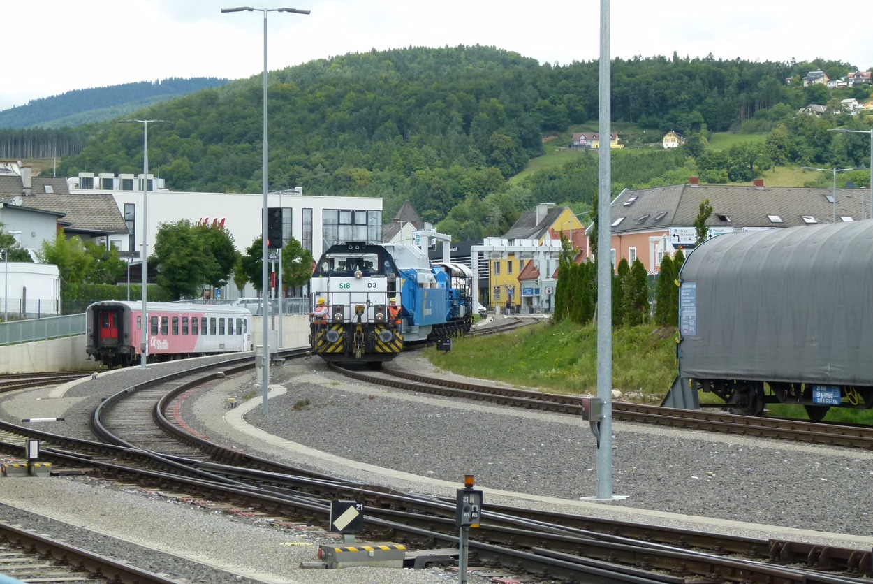 Gmeinder D 75 BB 2151 schiebt den Schwertransportwagen Felbermayr