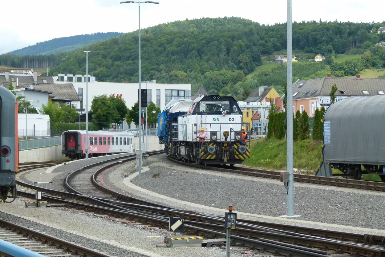 Gmeinder D 75 BB 2151 schiebt den Schwertransportwagen Felbermayr