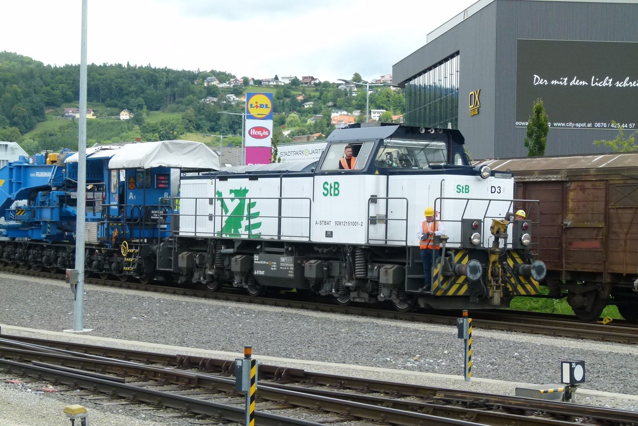 Gmeinder D 75 BB 2151 schiebt den Schwertransportwagen Felbermayr