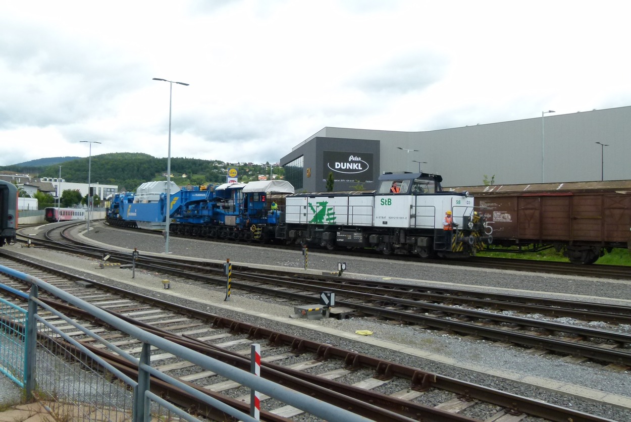 Gmeinder D 75 BB 2151 schiebt den Schwertransportwagen Felbermayr