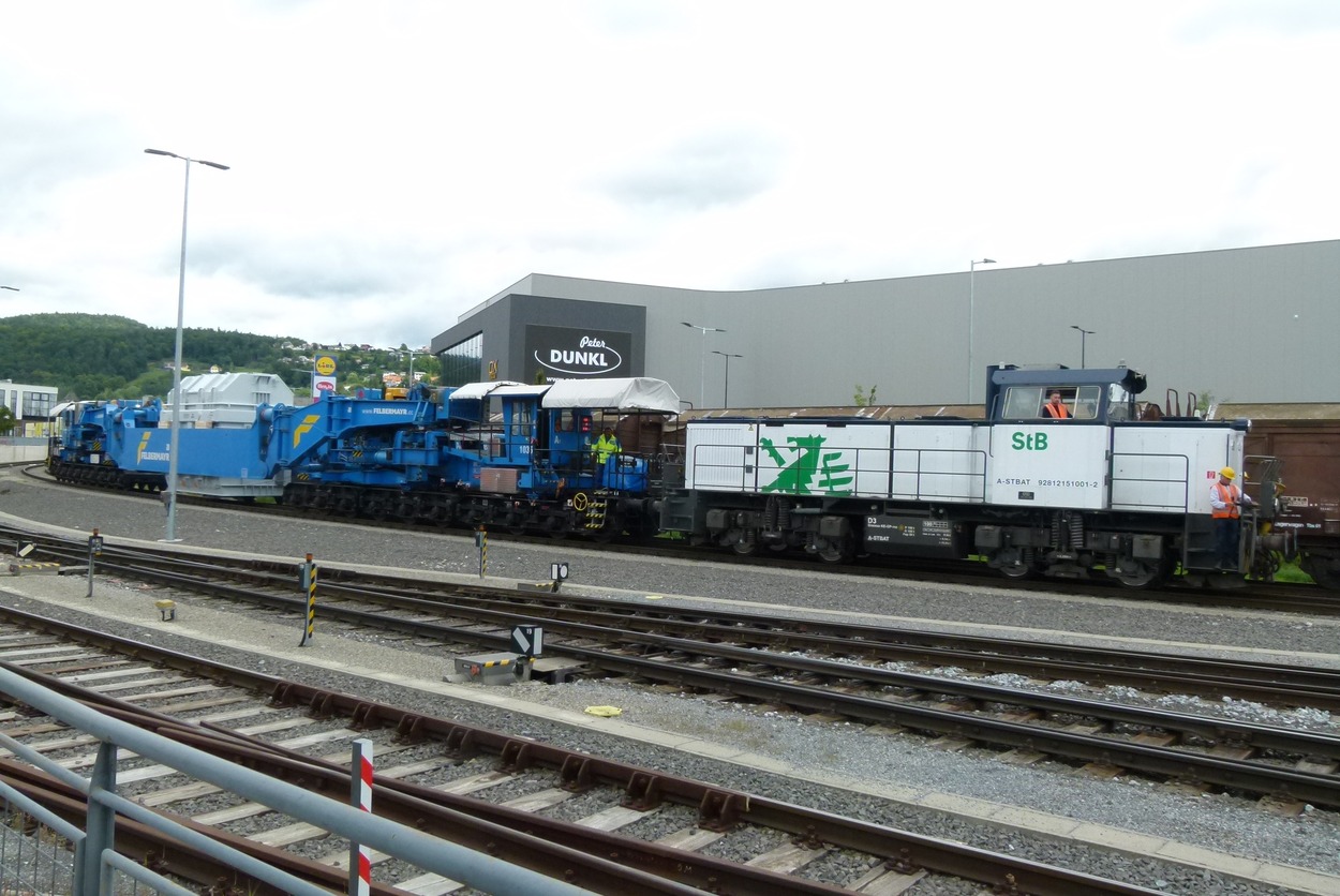 Gmeinder D 75 BB 2151 schiebt den Schwertransportwagen Felbermayr