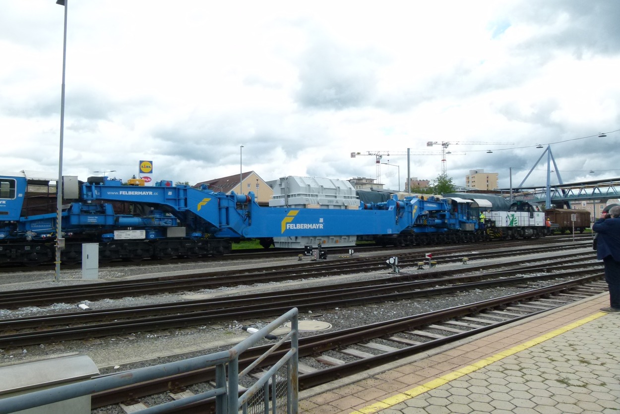 Schwertransportwagen Felbermayr im Bahnhof Weiz