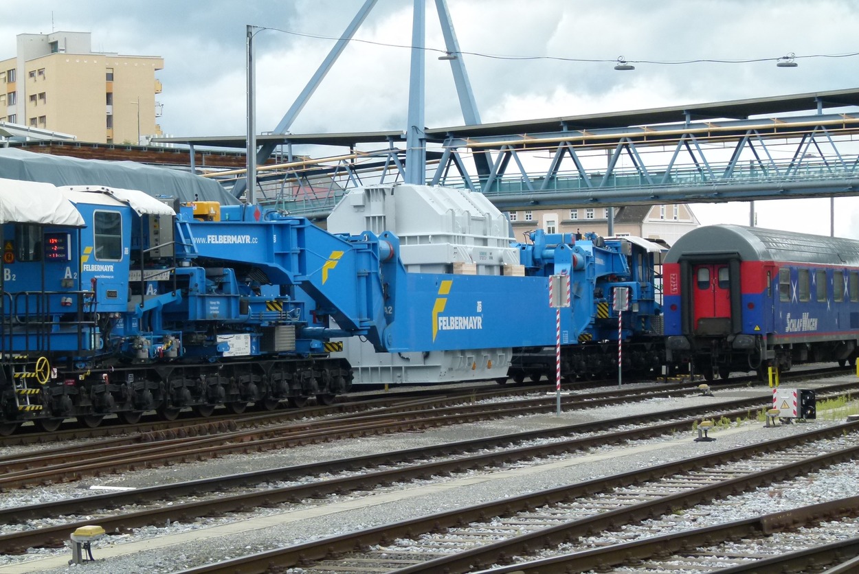 Schwertransportwagen Felbermayr im Bahnhof Weiz