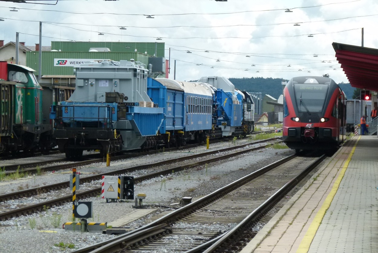 Stadler GTW 2/6 fährt in Weizer Bahnhof ein.