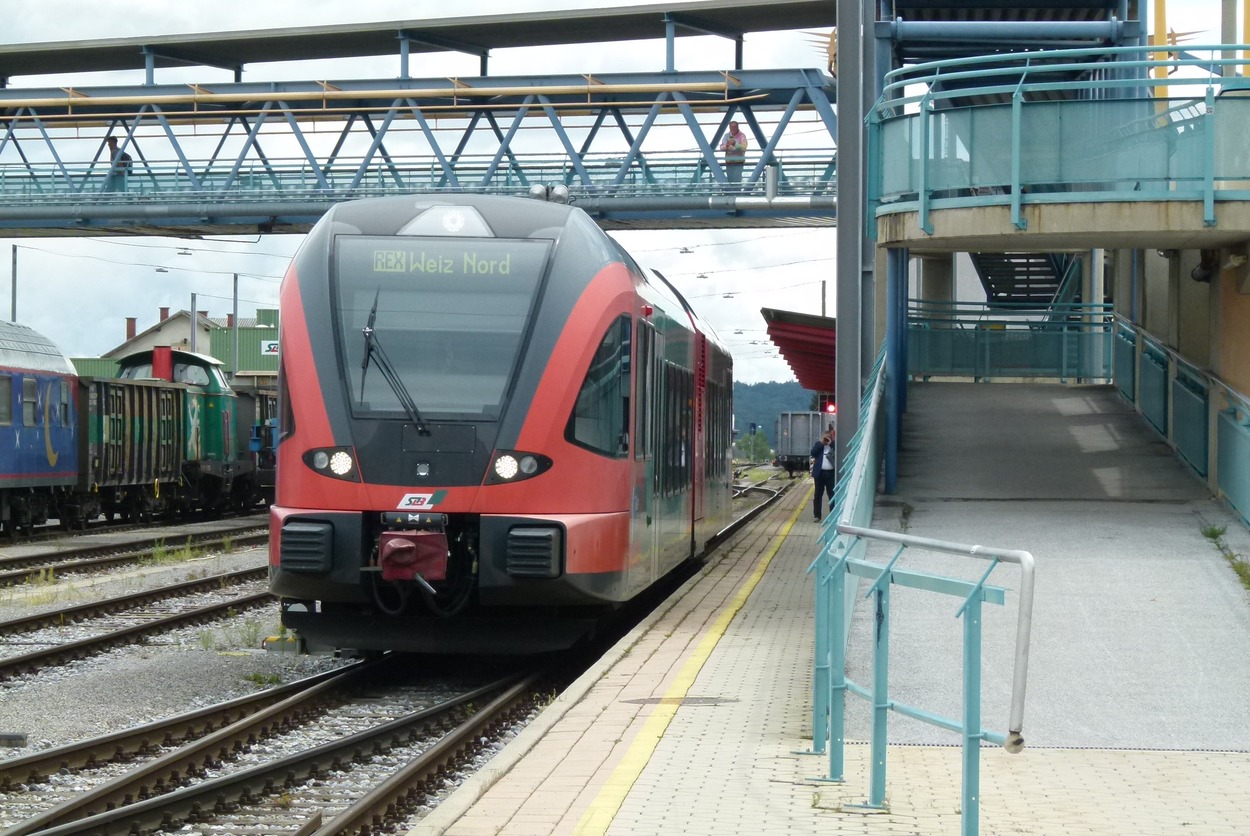 Stadler GTW 2/6 fährt in Weizer Bahnhof ein.