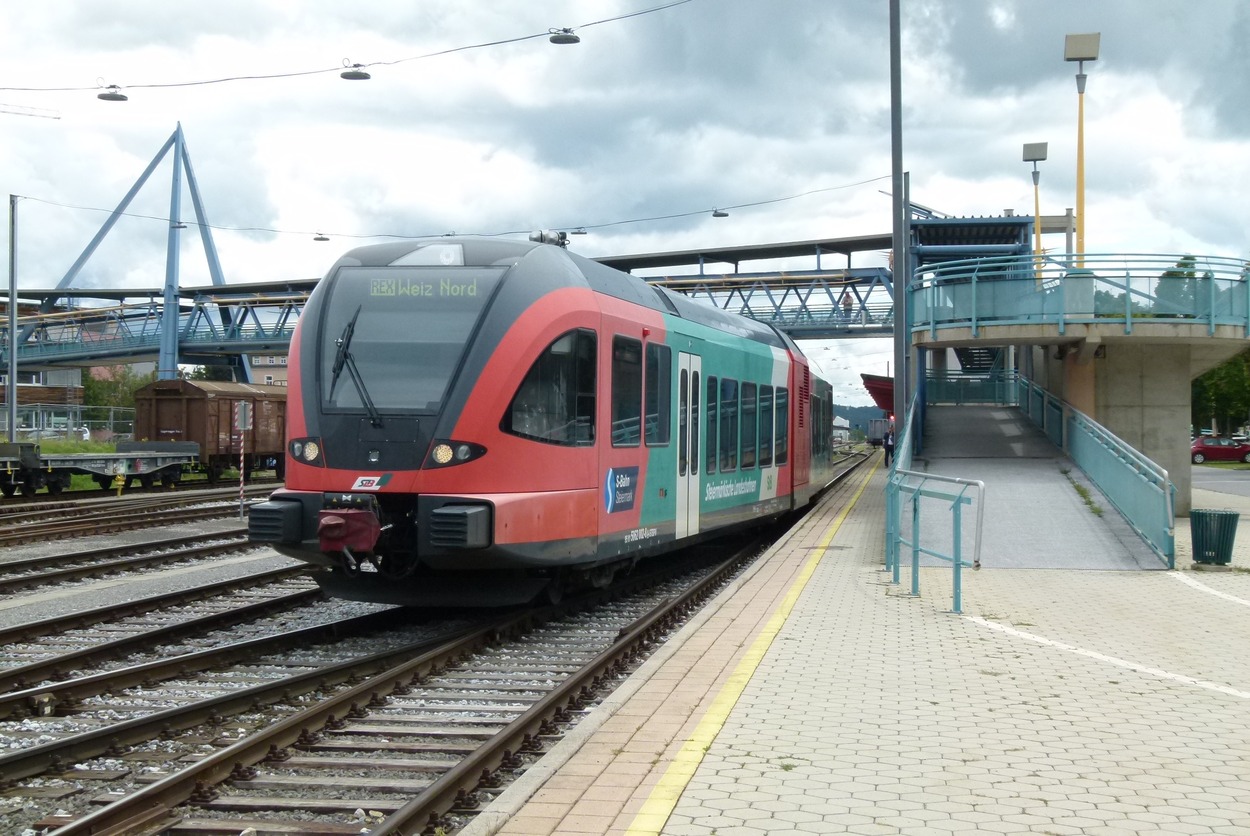 Stadler GTW 2/6 fährt in Weizer Bahnhof ein.