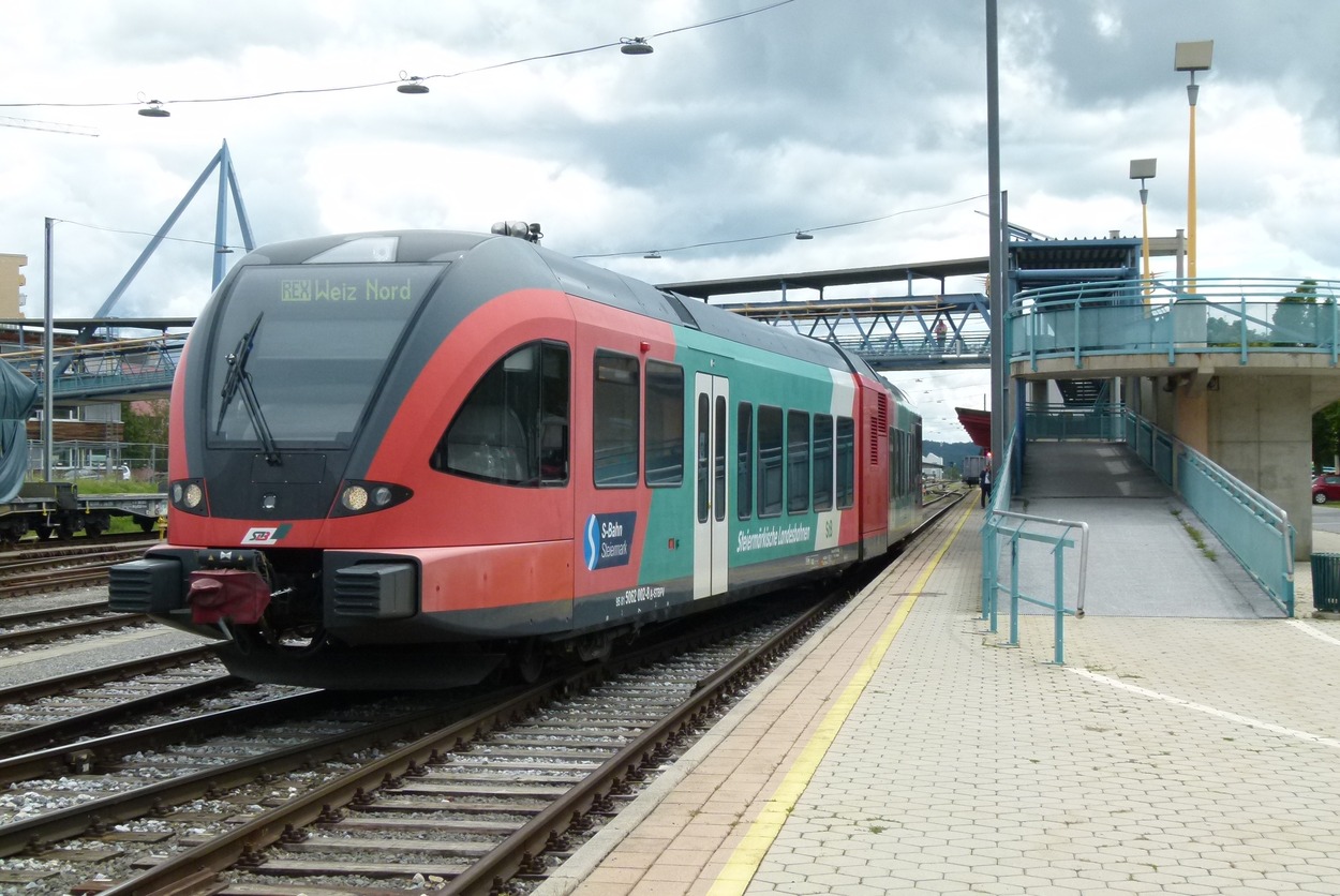Stadler GTW 2/6 fährt in Weizer Bahnhof ein.