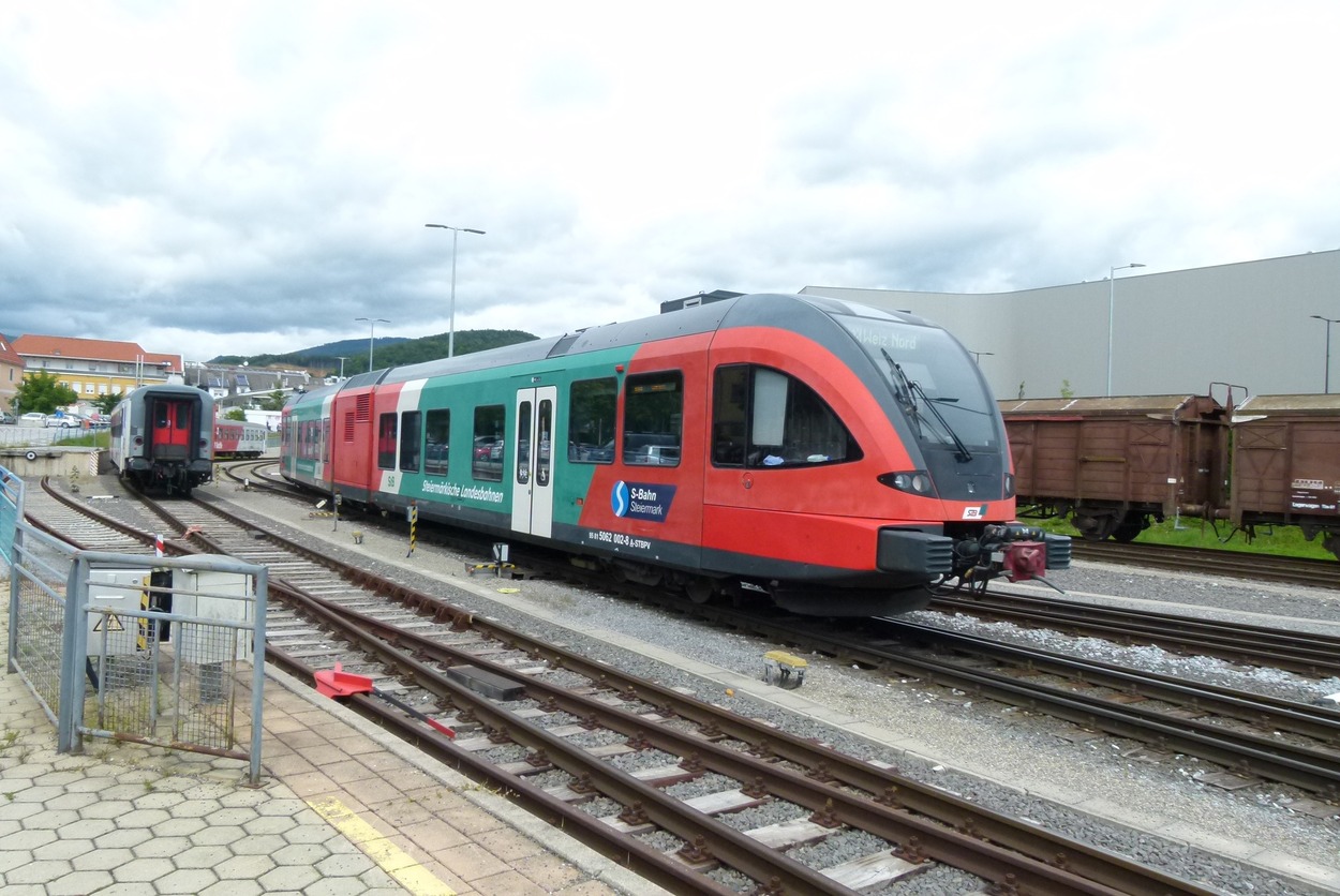 Stadler GTW 2/6 fährt in Weizer Bahnhof ein.