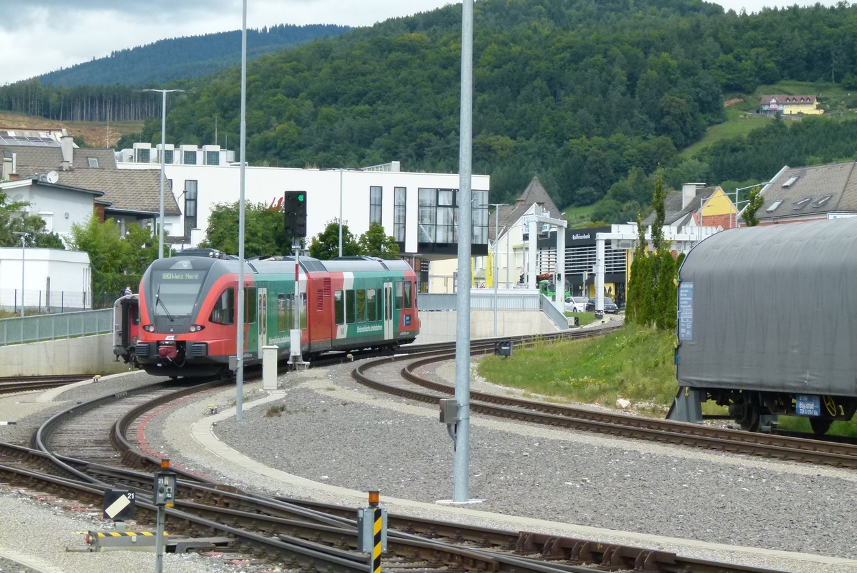 Stadler GTW 2/6 fährt in Weizer Bahnhof ein.