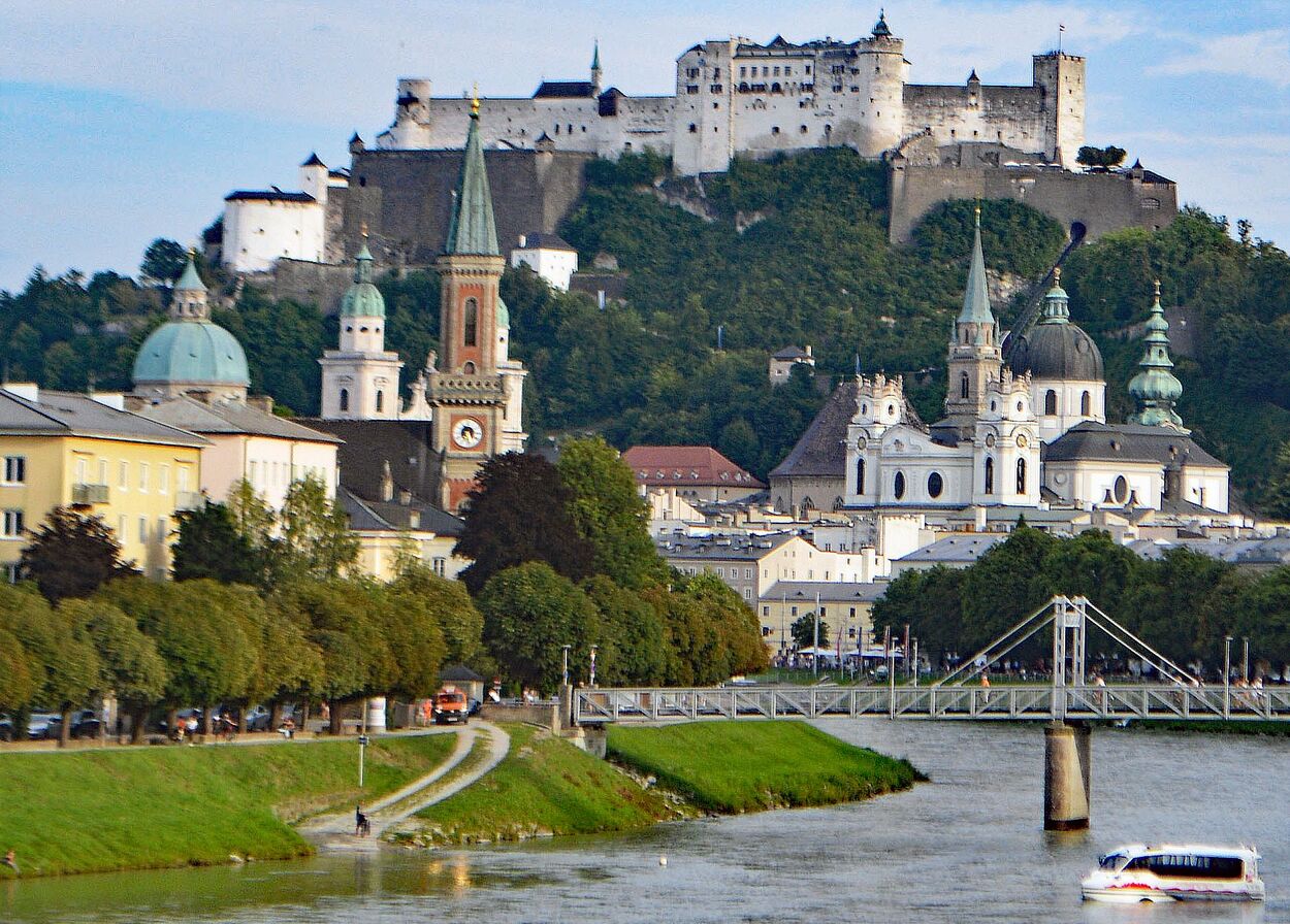 Stadtansicht Salzburg mit Salzach-Bus-Schiff